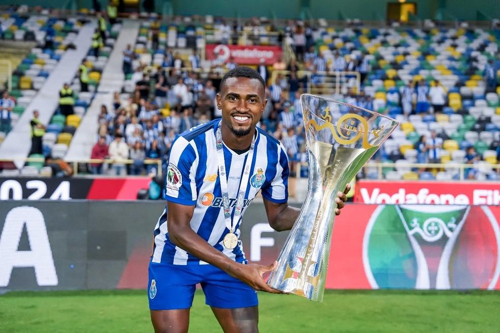Otávio com troféu da Supertaça de Portugal, seu segundo título com o Porto