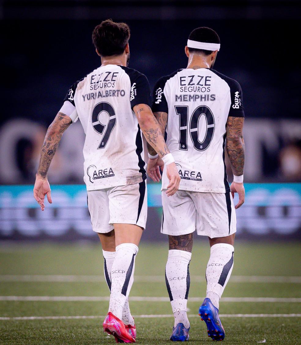 Yuri Alberto e Memphis no jogo entre Corinthians e Botafogo pelo Campeonato Brasileiro