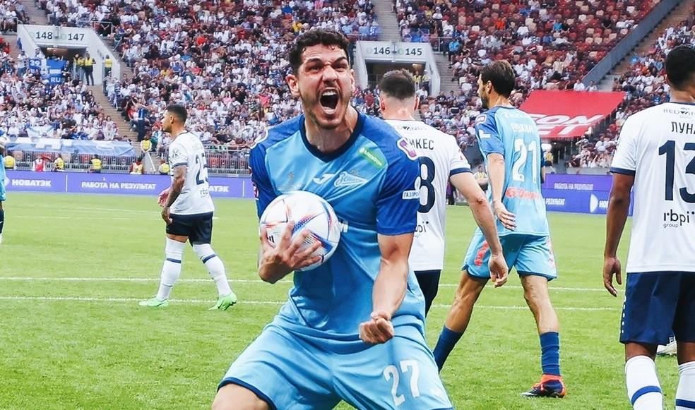 Zagueiro Nino comemora gol pelo Zenit