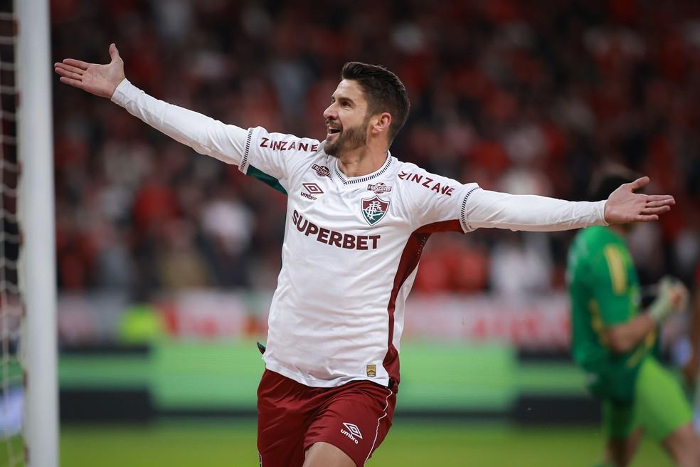 Everaldo comemora gol em Internacional x Fluminense