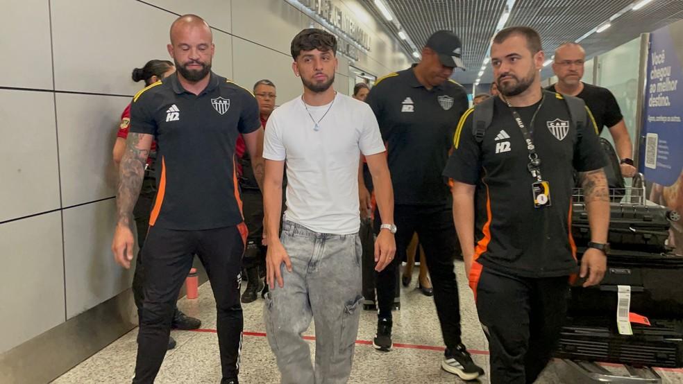 Biel acompanhado pelo staff do Atlético-MG