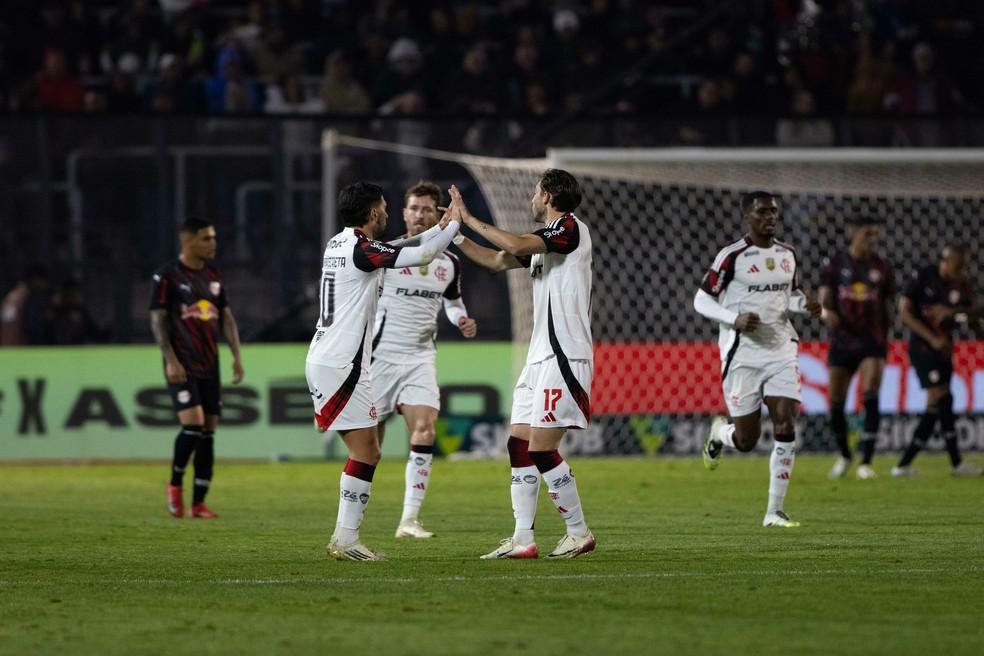 Arrascaeta e Viña em Bragantino x Flamengo