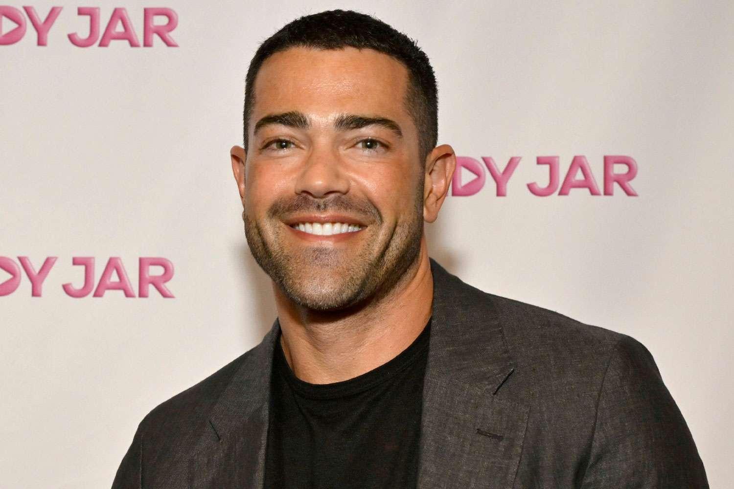 Jesse Metcalfe chega à premiere do filme Keily: Homecoming Dweeb