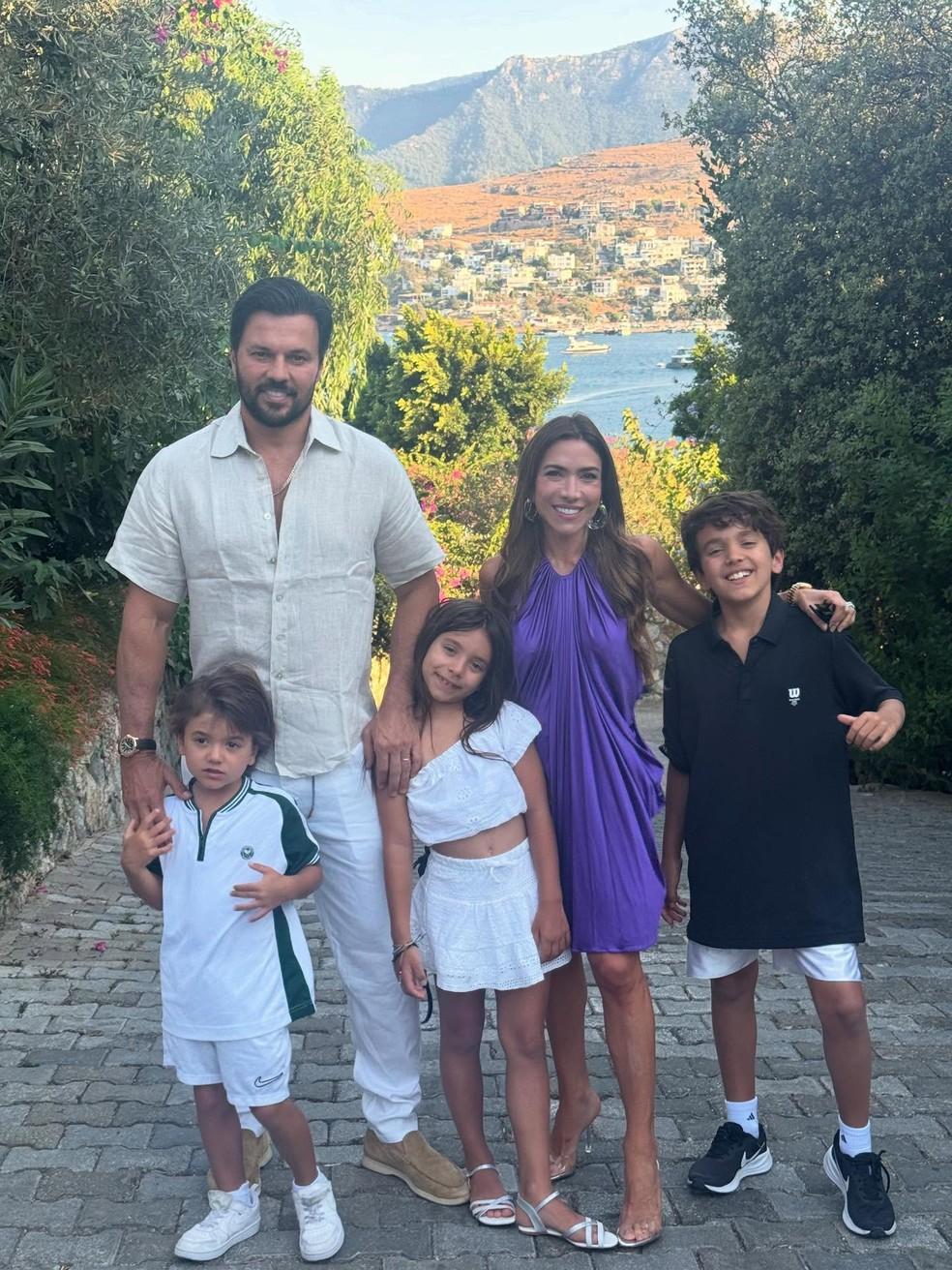 Patrícia Abravanel com o marido e os filhos