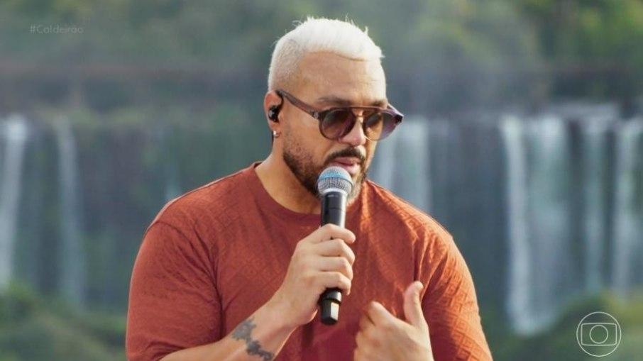 Belo brinca sobre dívida com Denílson no Caldeirão com Mion