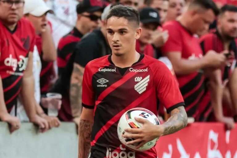 Palmeiras Está Próximo de Contratar Khellven, Lateral Ex-Athletico, para Substituir Mayke