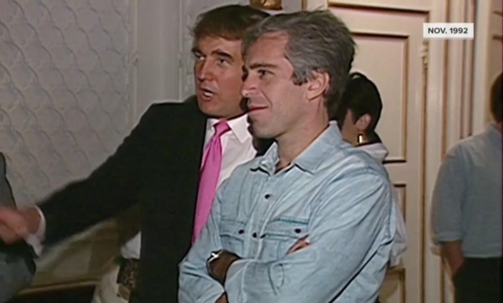 Donald Trump aparece em uma festa ao lado de Jeffrey Epstein.