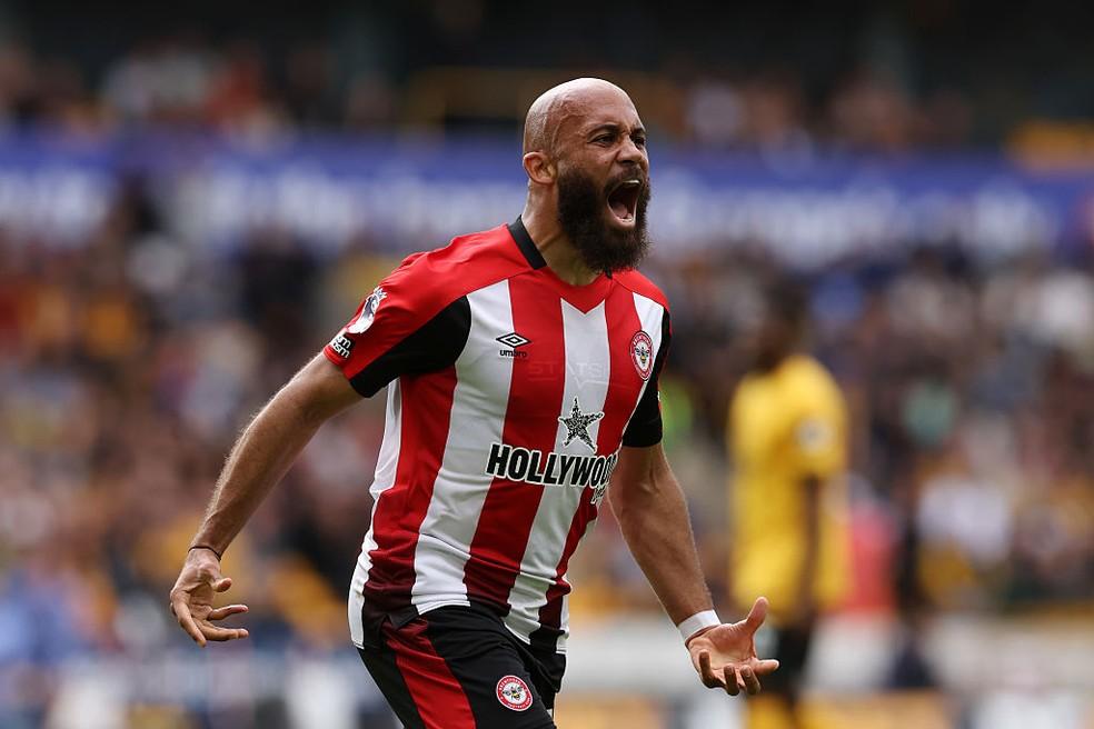 Bryan Mbeumo abre o placar para o Brentford diante do Wolverhamptn