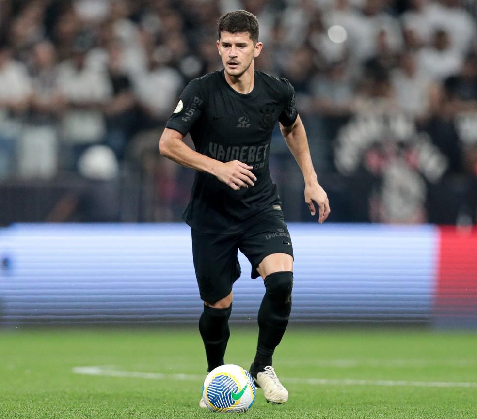 Lateral-esquerdo Hugo em ação pelo Corinthians