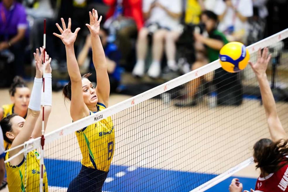 Julia Kudiess no bloqueio contra a Polônia na VNL