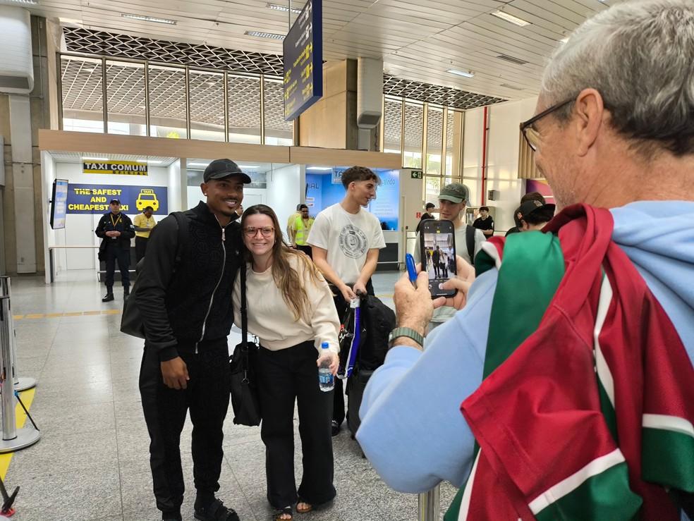 John Kennedy atende fã em desembarque para se apresentar ao Fluminense