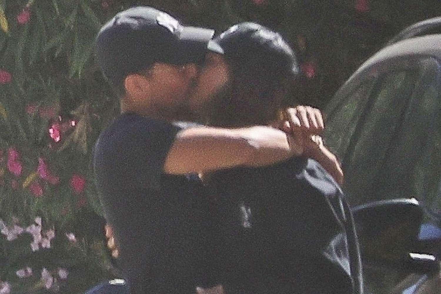 Jessica Alba e Danny Ramirez se abraçando ao ar livre