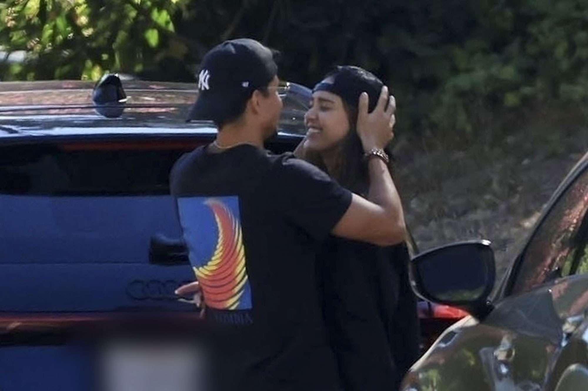 Jessica Alba e Danny Ramirez se beijando em Los Angeles