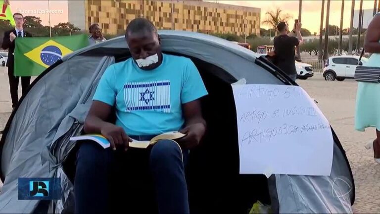 Deputado Hélio Lopes Realiza Protesto em Frente ao STF com “Jejum de Palavras”