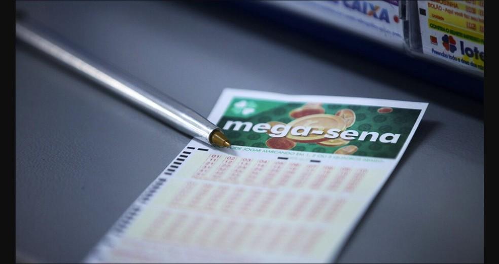 Cartela da Mega-Sena com caneta
