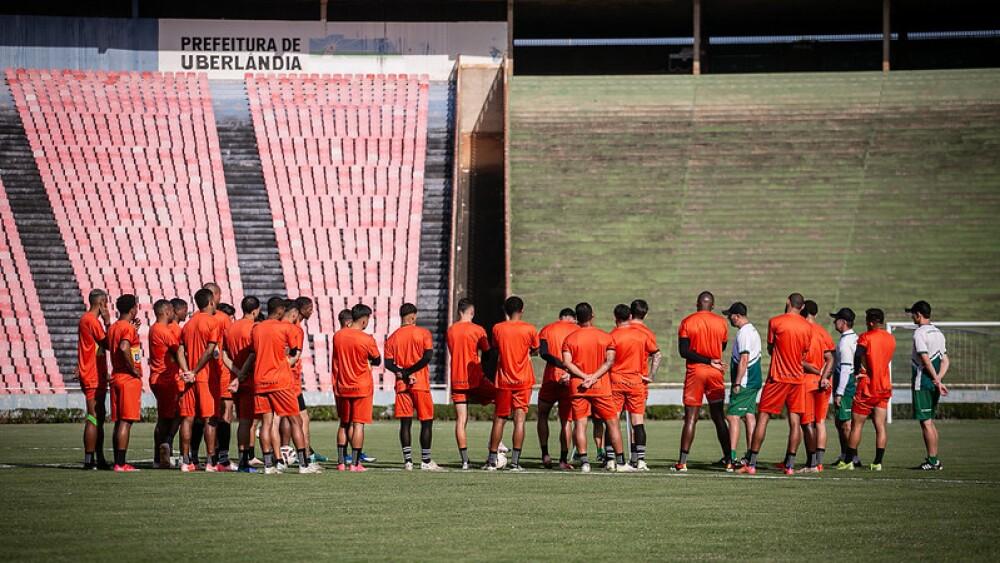 Elenco do Uberlândia durante treino no Estádio Municipal Parque do Sabiá