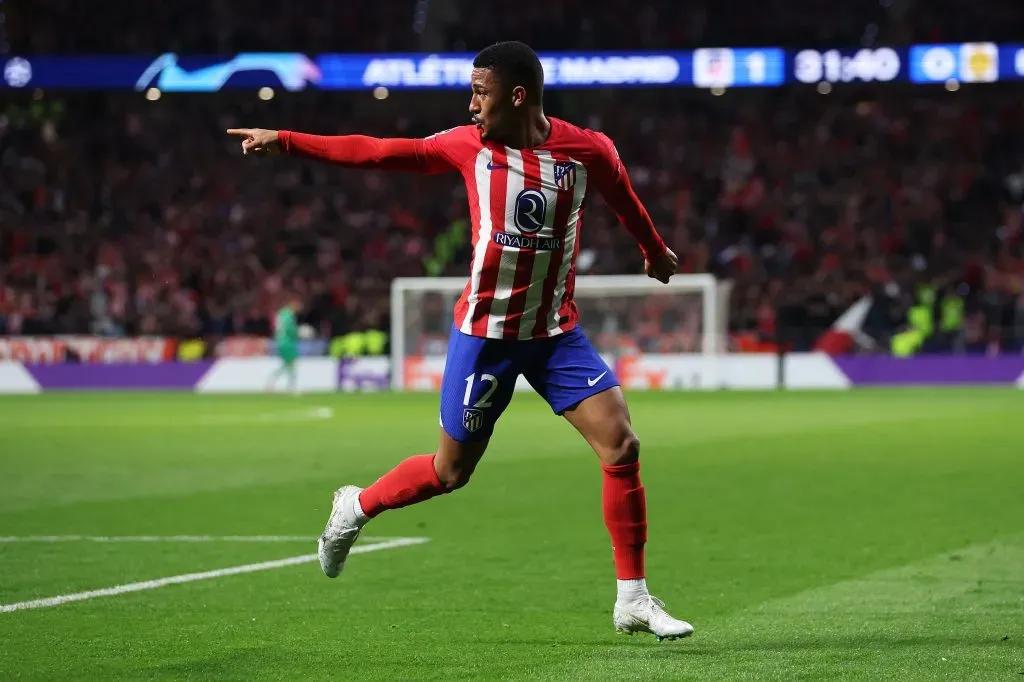 Samuel Lino em campo pelo Atlético de Madrid