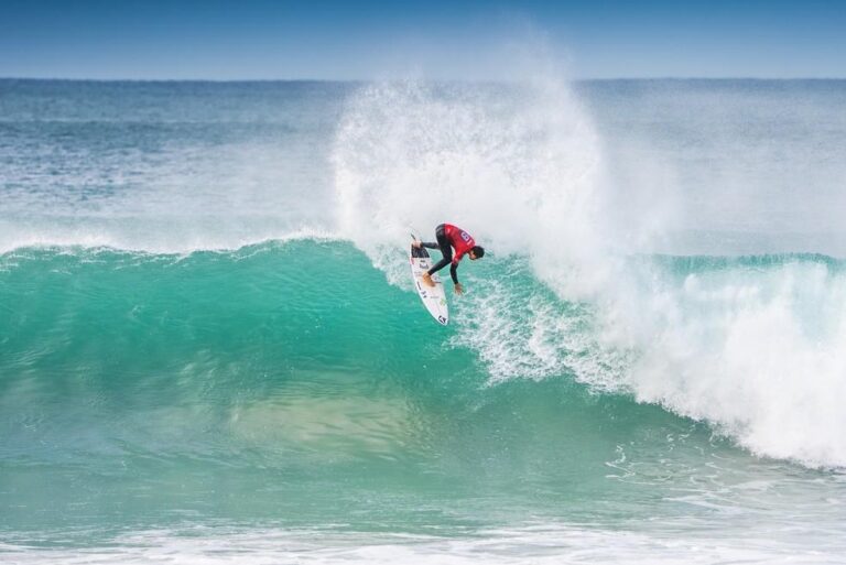 Yago Dora vence em J-Bay e garante liderança no ranking mundial de surfe
