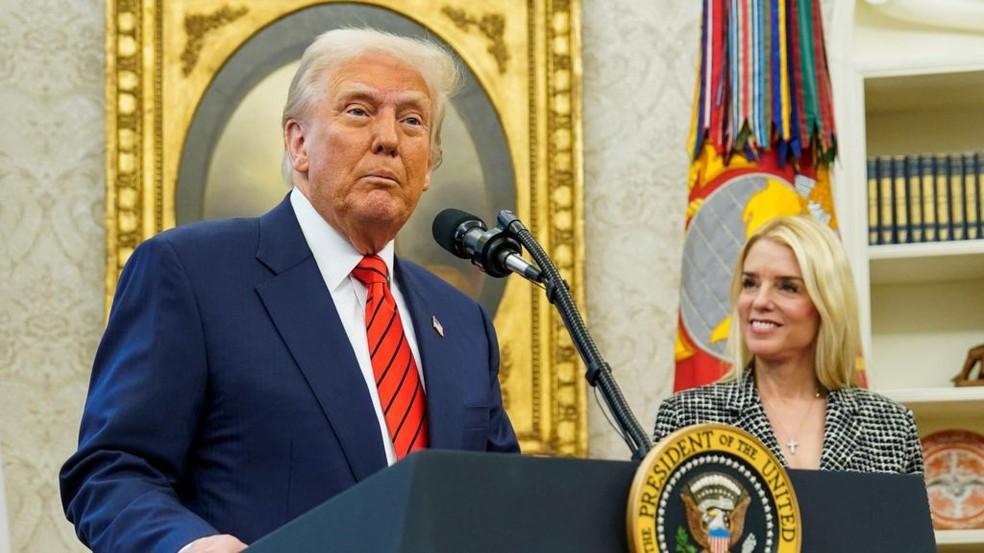 Trump saiu em defesa da procuradora-geral Pam Bondi, que vem sendo pressionada pelos próprios apoiadores do republicano.