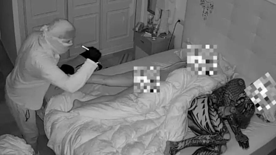 Mulher está deitada de bruços e o companheiro, com o corpo tatuado, ao lado.