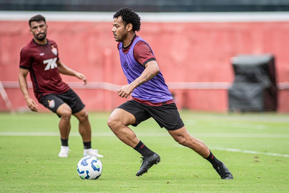Romarinho em treino no Vitória