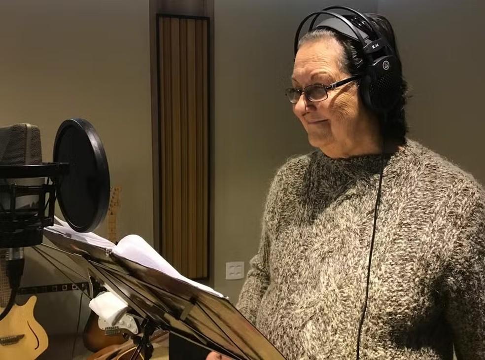 Maria Piedade em uma das gravações de voz para o disco, em 2018