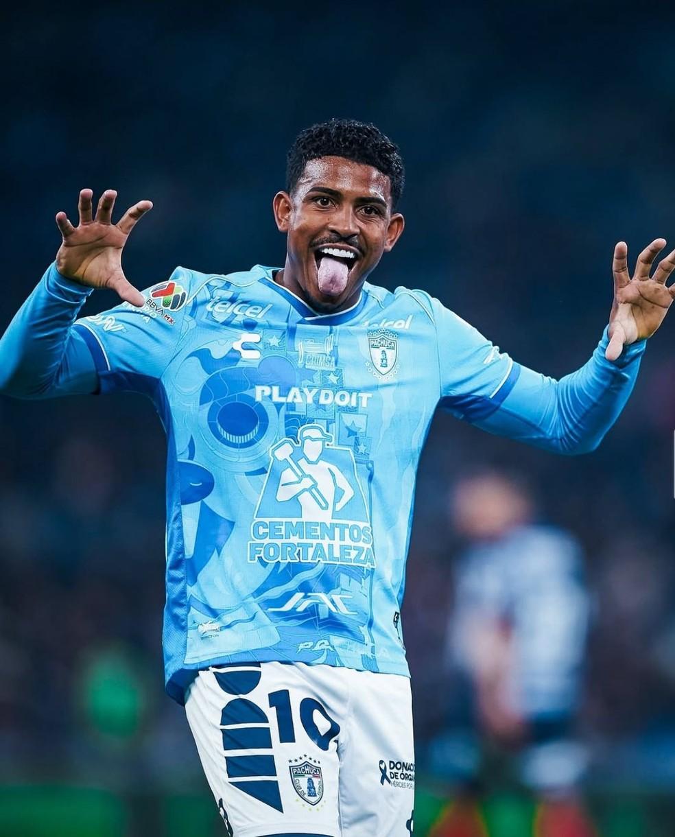 John Kennedy é chamado de 'urso' no México