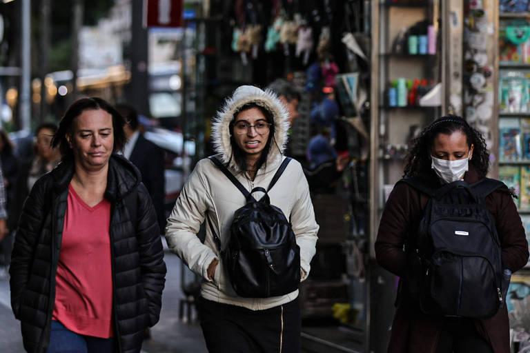 Mulheres se protegendo do frio em São Paulo