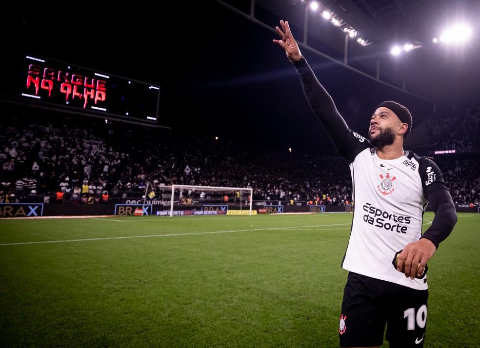 Memphis comemora vitória do Corinthians contra o Palmeiras