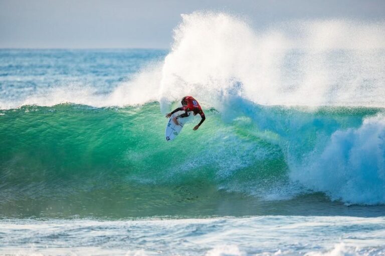 Yago Dora brilha em Jeffreys Bay e avança às quartas na WSL; Filipinho também se destaca