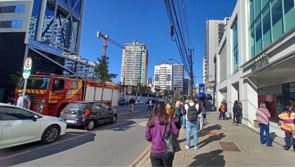 Bairro Água Verde, em Curitiba, fica sem luz.