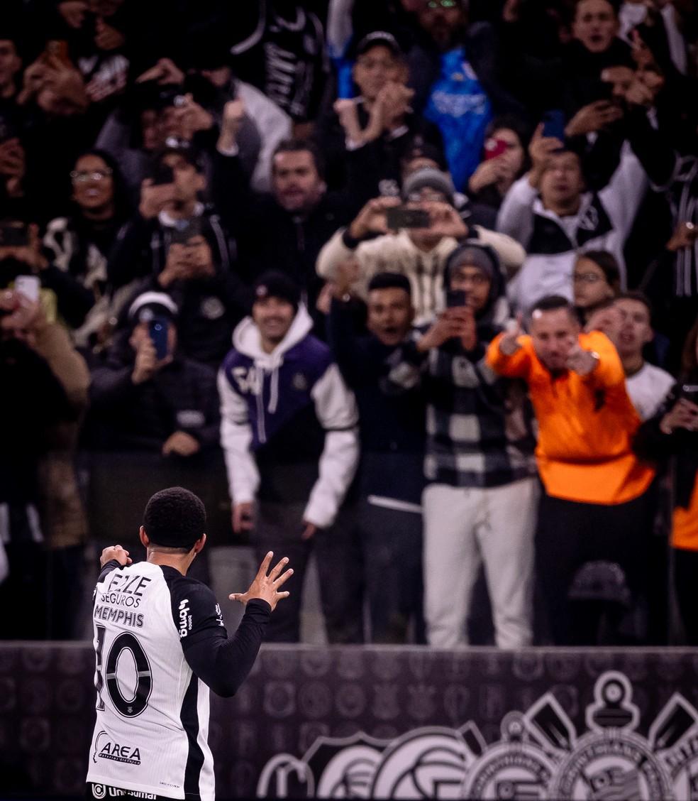 Memphis comemora gol com torcida em Corinthians x Palmeiras