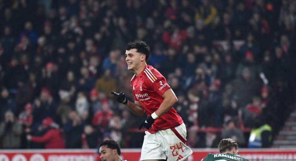 Ramon Sosa em ação pelo Nottingham Forest