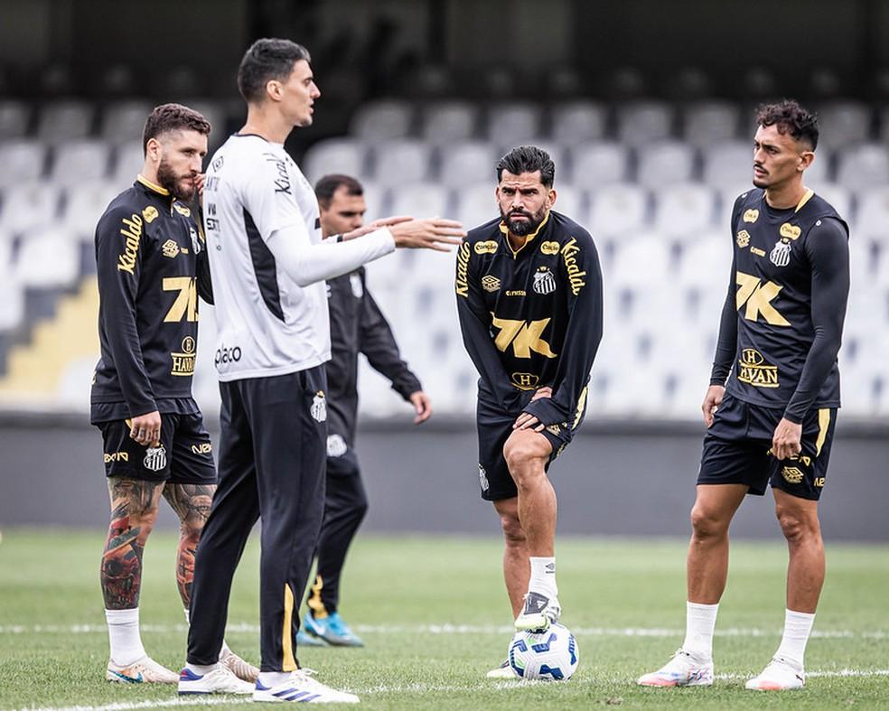 Matheus Bachi com Zé Rafael, Tomás Rincón e Diego Pituca em treino do Santos.