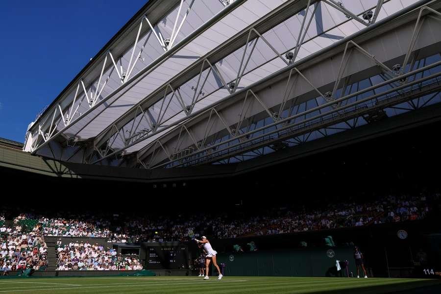 Iga Świątek se preparando para o jogo no Wimbledon 2025
