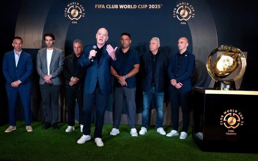 Gianni Infantino rodeado de craques internacionais em coletiva que faz o balanço da Copa do Mundo
