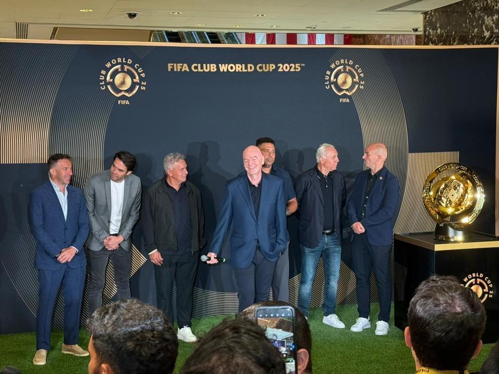 Gianni Infantino rodeado de craques internacionais em coletiva que faz o balanço da Copa do Mundo