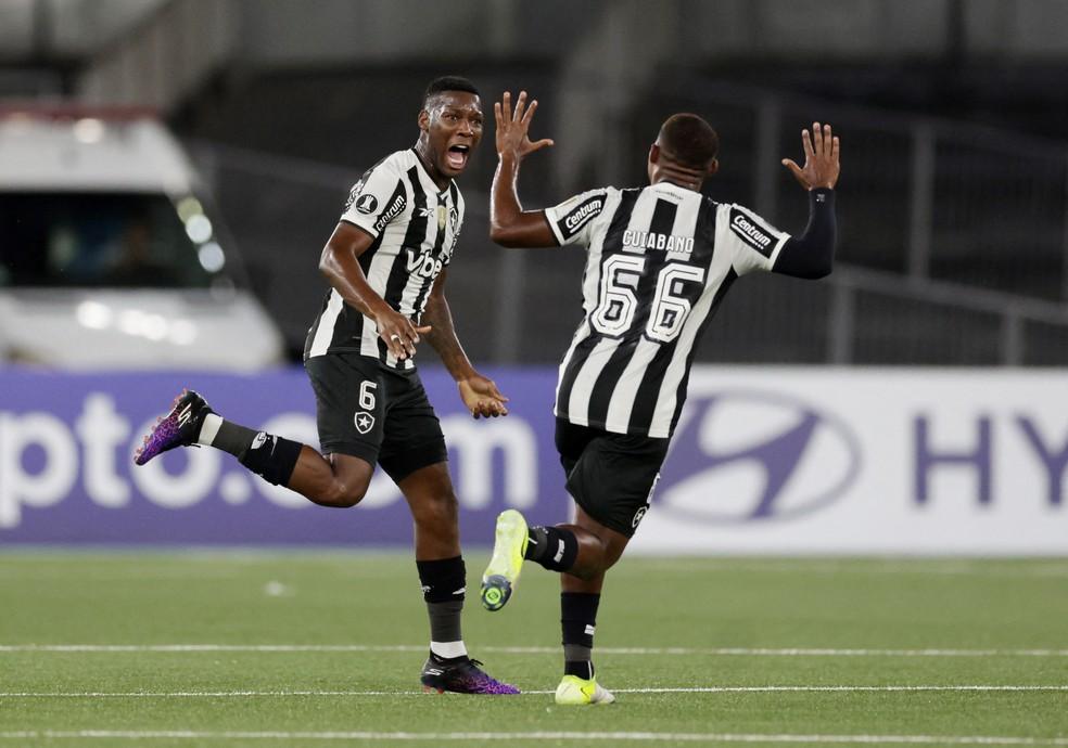 Patrick de Paula comemora gol do Botafogo contra o Carabobo