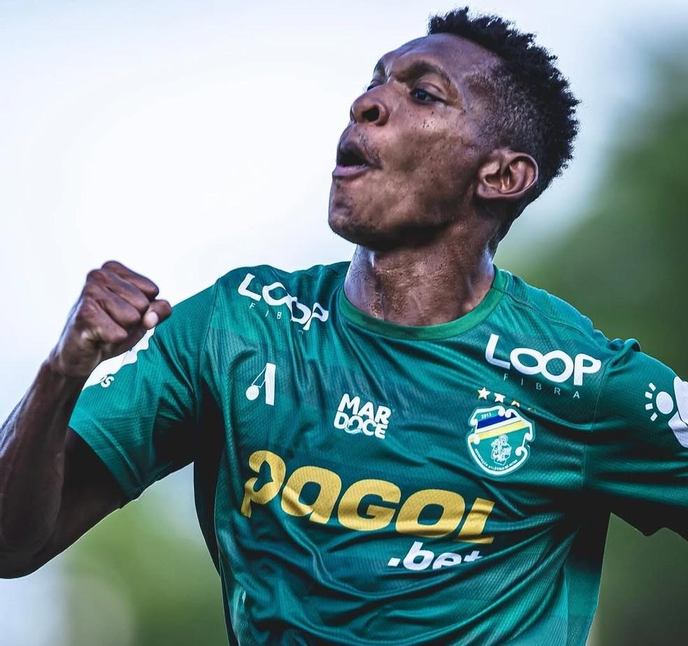 Negueba, lateral do Altos