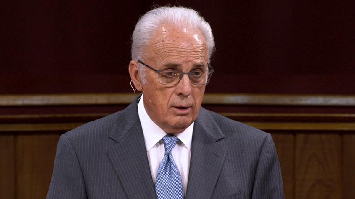 Pastor John MacArthur pregando