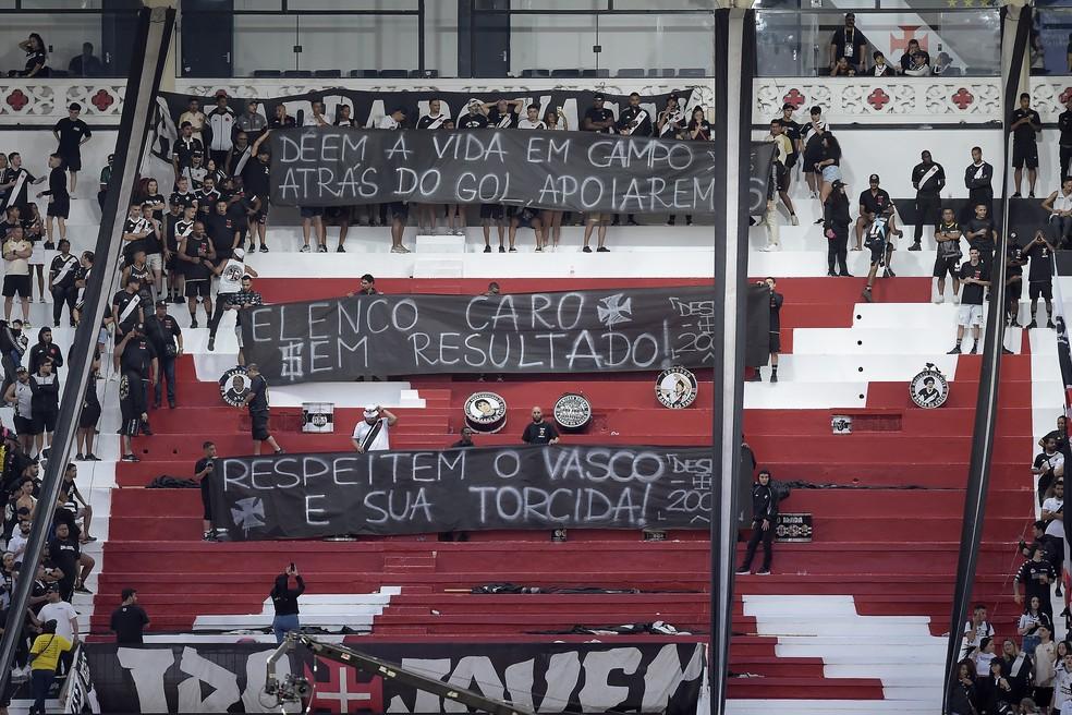 Torcida do Vasco protesta na partida contra o Grêmio