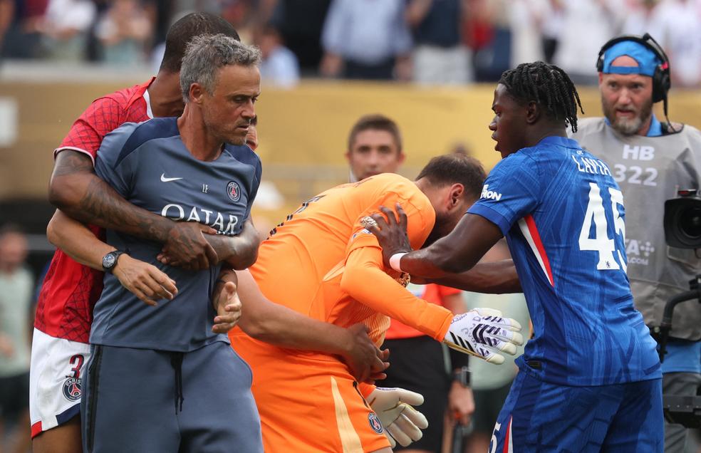 Luis Enrique é contido após agredir João Pedro em confusão após Chelsea x PSG