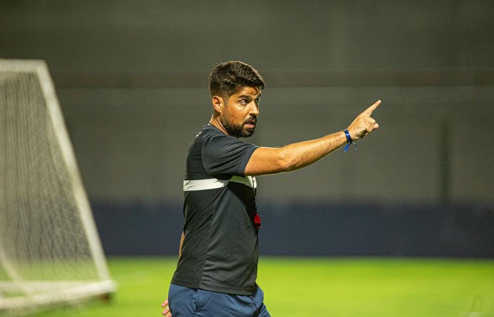António Oliveira durante treino no Baenão
