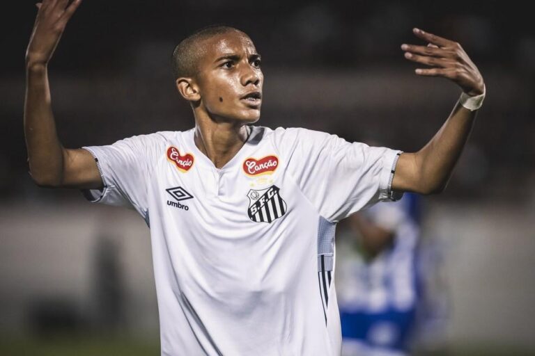 Robinho Júnior brilha no Santos e treina faltas com Neymar