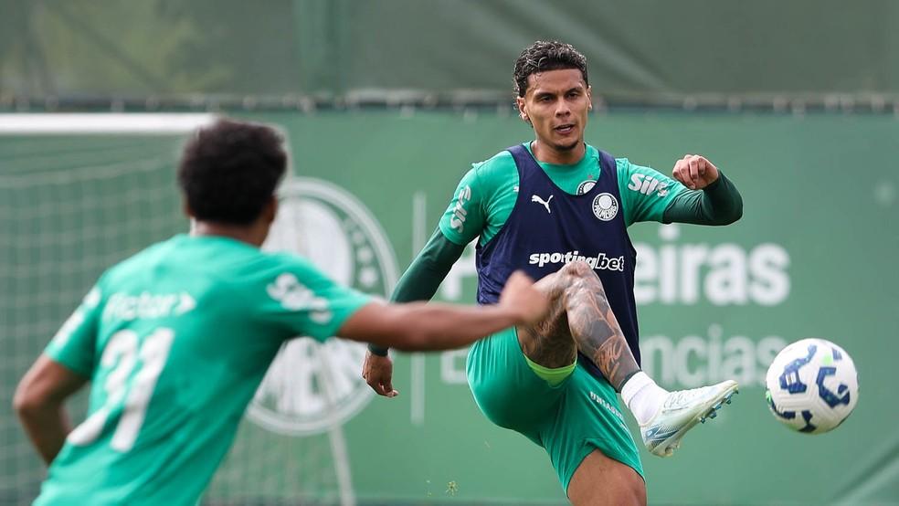 Richard Ríos durante treino do Palmeiras