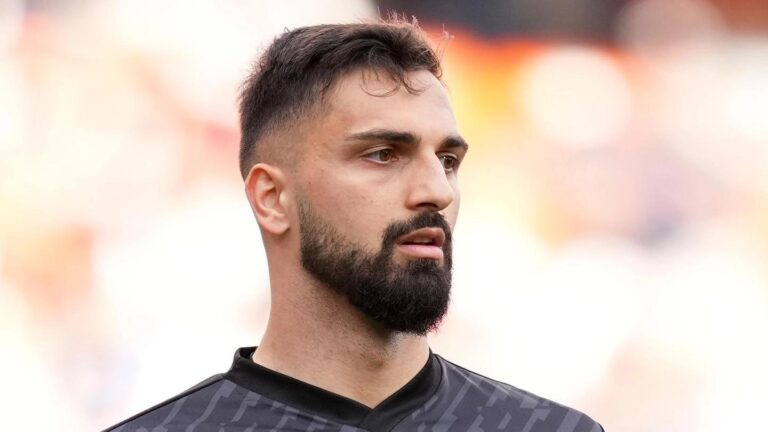 Giorgi Mamardashvili faz sua estreia pelo Liverpool em amistoso