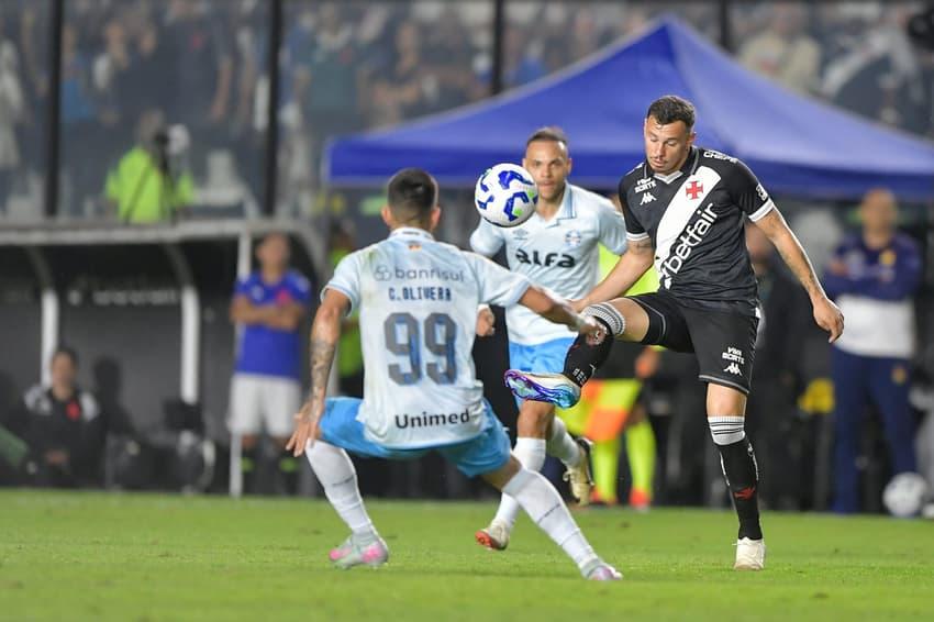 Vasco e Grêmio em disputa no Campeonato Brasileiro