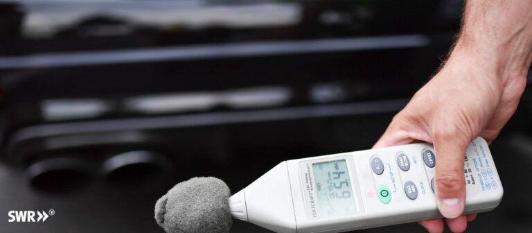 Polícia de Freiburg Intercepta Carro com Múltiplos Problemas Técnicos