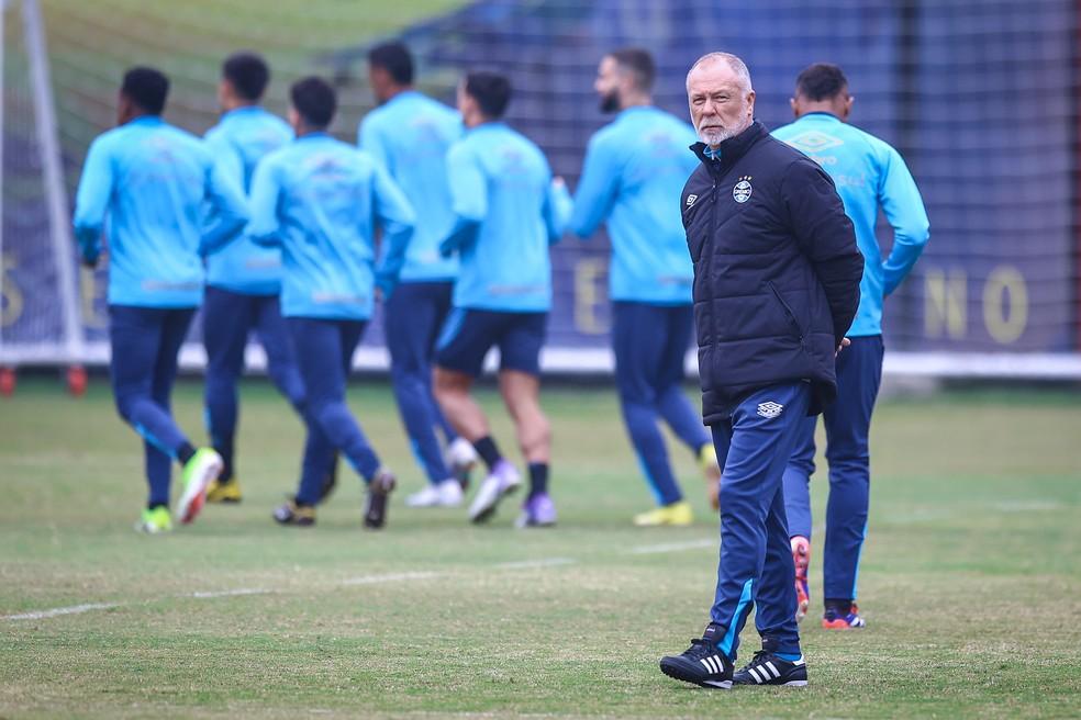 Mano Menezes em treino do Grêmio