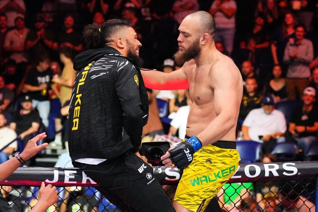 Valter Walker e Johnny Walker se abraçam na jaula do UFC Nashville.
